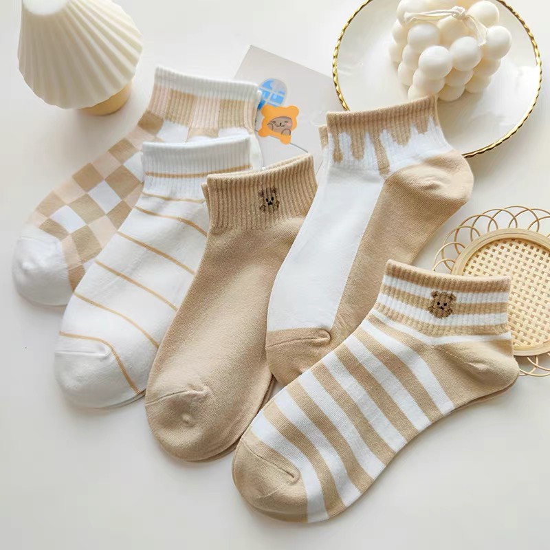 Tất nữ cổ ngắn phong cách hàn quốc nhẹ nhàng chất liệu thoáng mát, thấm mồ hôi họa tiết gấu màu nâu trắng