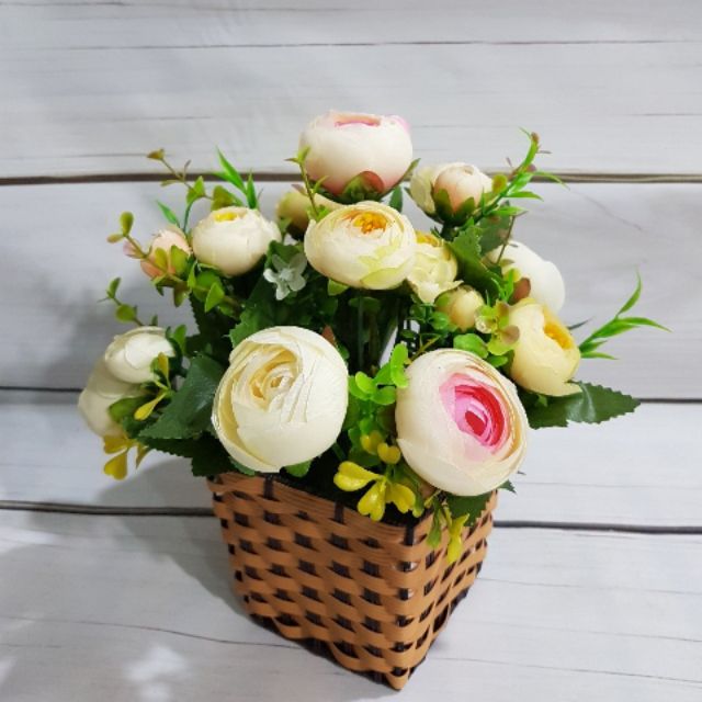 Giỏ hoa hồng trà để bàn