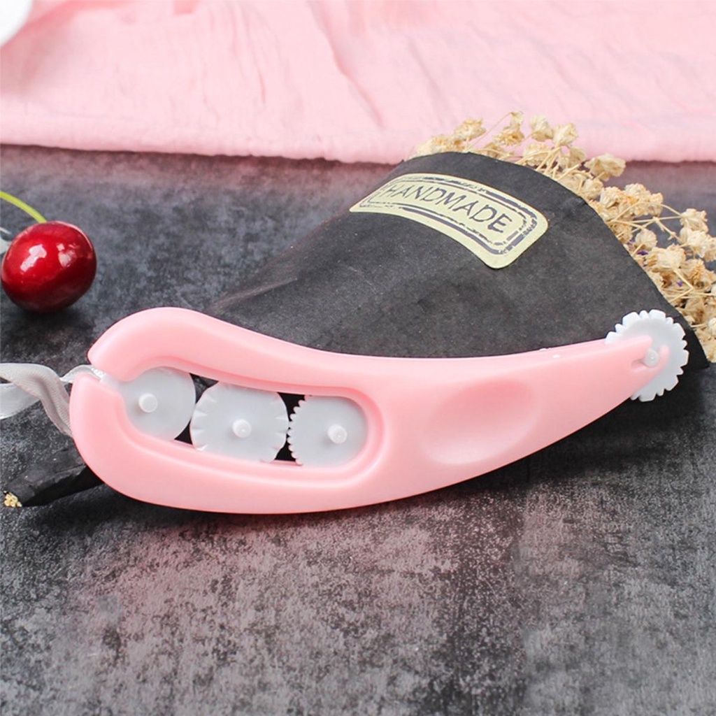 Khuôn Cắt Kẹo Đường Trang Trí Bánh Kem 4 Bánh Xe