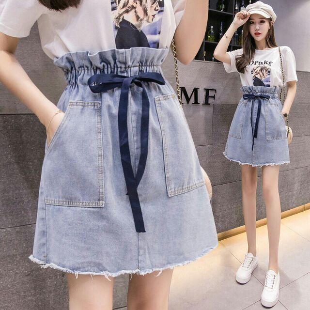 Chân váy jeans chữ A lưng cao dễ thương.