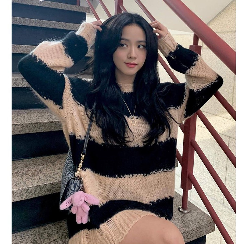 Áo len kẻ jisoo blackpink mặc phong cách đường phố bụi bặm dáng rộng