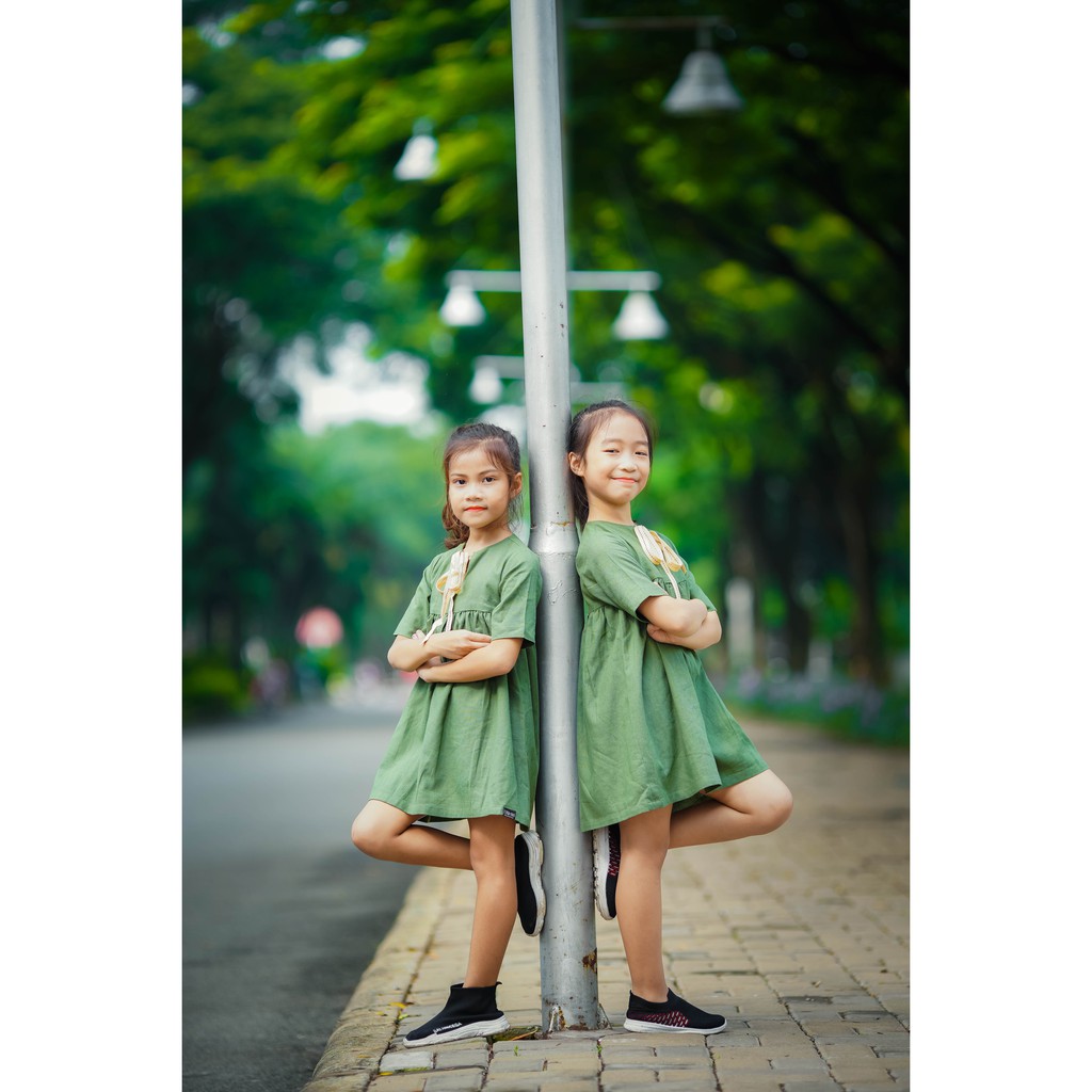 Váy Cho Bé Gái Linen màu xanh dây nơ. Từ 8kg - 34kg - K027
