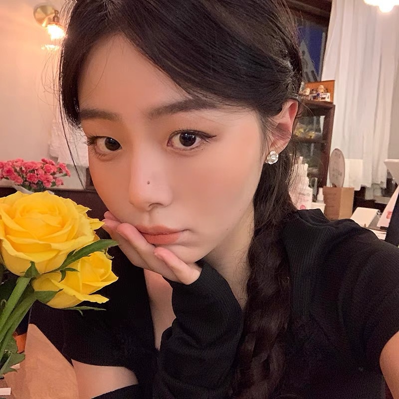 Bông tai/ Hoa tai dáng hoa có đính hạt ở giữa