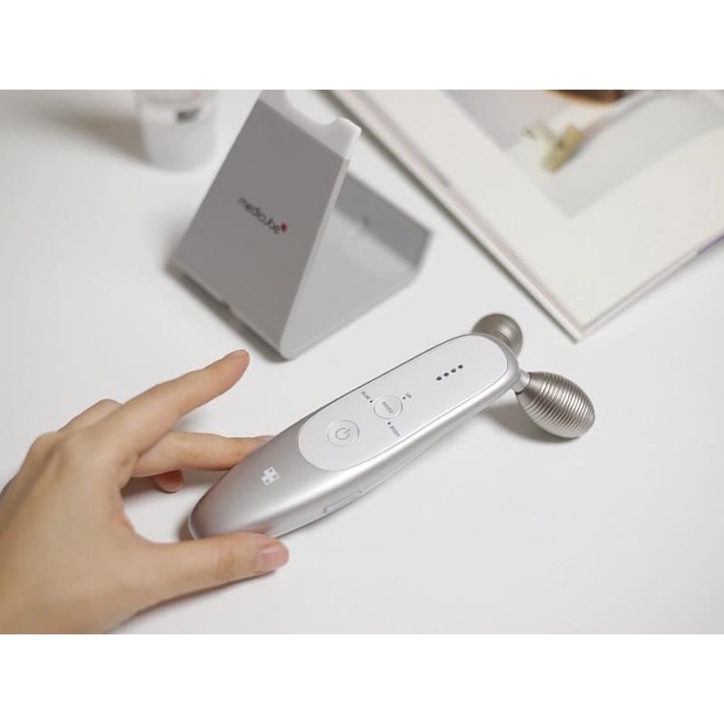 THIẾT BỊ TRẺ HOÁ DA AGE-R Derma EMS Shot - MEDICUBE Máy Nâng Cơ cho Làn Da Chảy Xệ