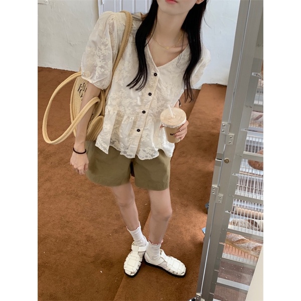 Áo babydoll ren cổ V cài cúc tay bồng tiểu thư Yannie