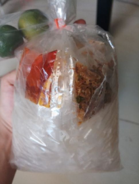 Bánh tráng trộn sa tế muối nhuyễn hành phi