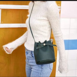 Túi đeo chéo nữ sành điệu và cá tính