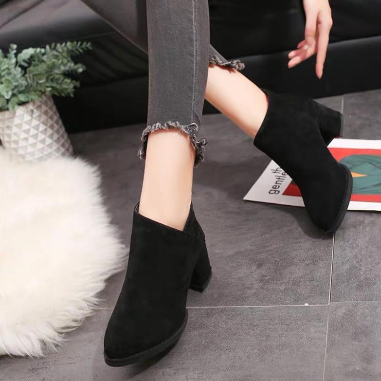 T10124 Boots da lộn cao 6 phân, mũi nhọn, gót vuông, cổ vát UUN