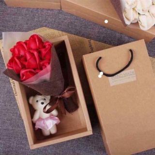 Hoa Hồng Sáp Hương Quyến Rũ 7 bông kèm gấu bông là món quà ý nghĩa nhân dịp lễ kỷ niệm đặc biệt. Hoa hồng đủ màu sắc