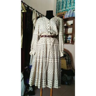 Đầm cổ điển ,size L , chất liệu bằng lụa, màu kem,hoa văn hình khối,tay dài , rất sang trọng và đàn thắm , mới tinh 95%.