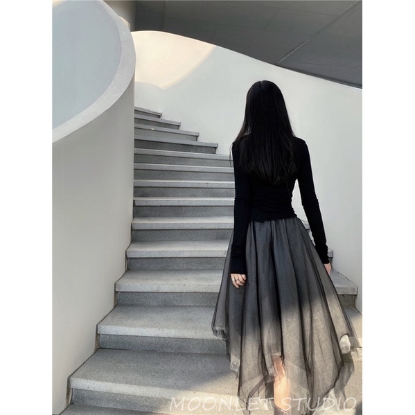 Chân váy voan xám.