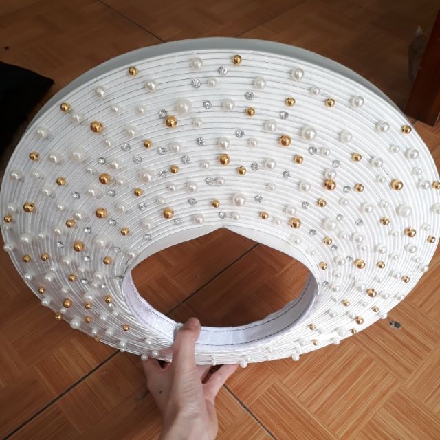 Khăn đóng màu trắng, màu đỏ điểm trai