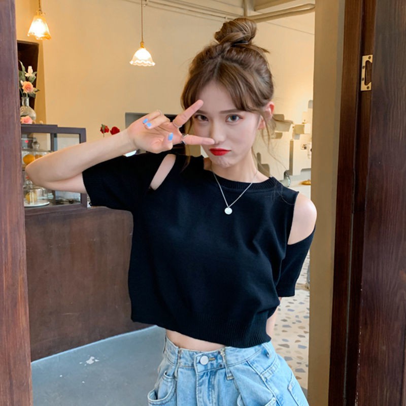 Áo croptop hở vai tay lỡ hai màu đen trắng form rộng cá tính -ACN16