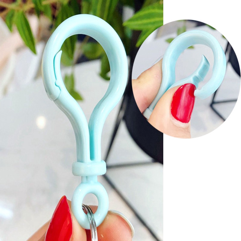 Móc khóa kèm dây đeo có gắn hình các nhân vật BT21 của BTS