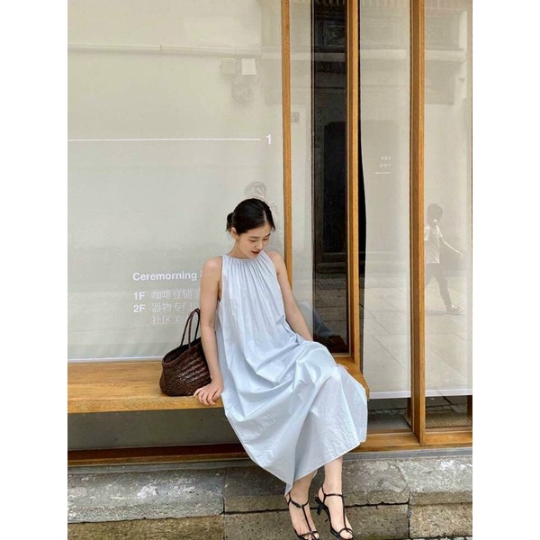 Đầm suông dáng rộng, cổ tròn xếp li cách điệu, cài nút sau cổ