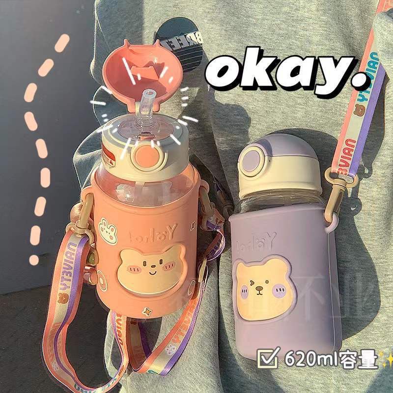 Bình đựng nước hình gấu HAPPY 620ml có quai đeo ( TẶNG Sticker 2D&amp;3D và ỐNG HÚT) kiểu dáng dễ thương cho bé và học sinh