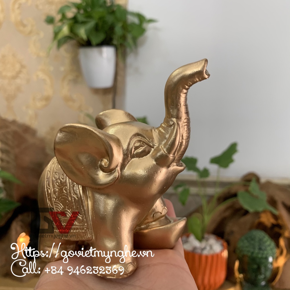 Tượng voi đá phong thủy trang trí nhà cửa dáng voi đạp thỏi vàng tài lộc - Cao 11cm - Nhũ Đồng