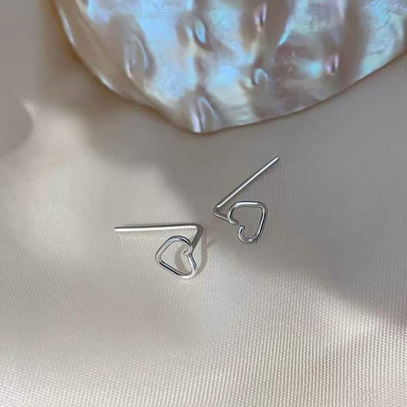 1 đôi khuyên tai bông tai tim rỗng nhỏ móc sau