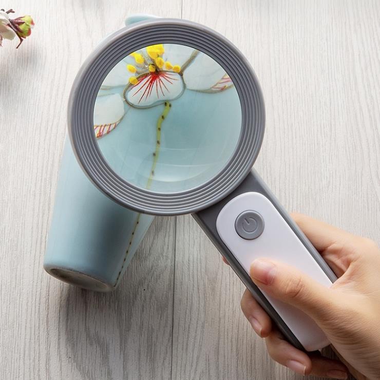 Kính lúp cầm tay phóng đại 30 lần chuyên dùng đọc tin tức, sách báo, sửa chữa..có đèn led MK2290