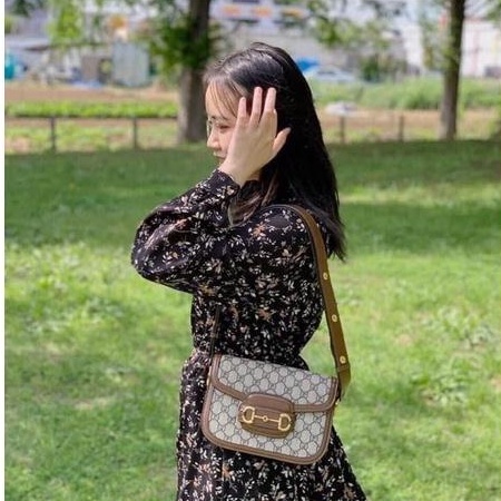 [HỒ NGỌC HÀ FULL BOX VIP] Túi đeo chéo đeo vai Viền Nâu Viền Trắng lót nhung  tang vàng kèm dây đeo chéo size 21cm- 25cm