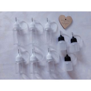 Hũ nhựa nhỏ có kim và nắp đậy
