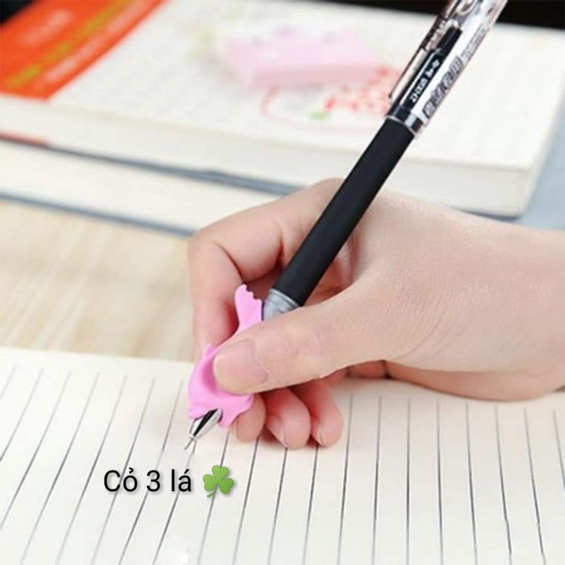 1 miếng đệm bút cá heo giúp cầm bút đúng cách, chống chai tay, rèn luyện chữ đẹp cho bé