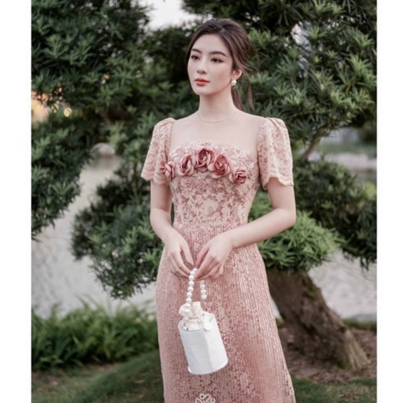 Áo dài cách tân LOUISA  thiết kế đơn giản kết hợp với đính hoa tinh xảo đơn giản nhẹ nhàng