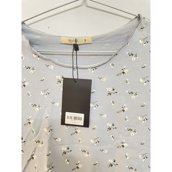 Áo croptop viền lai hoa nhí maybi newtag