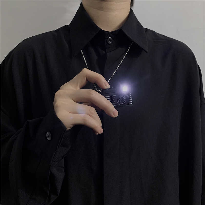 Dây chuyền hình máy ảnh đường phố với đèn flash dành cho cặp đôi