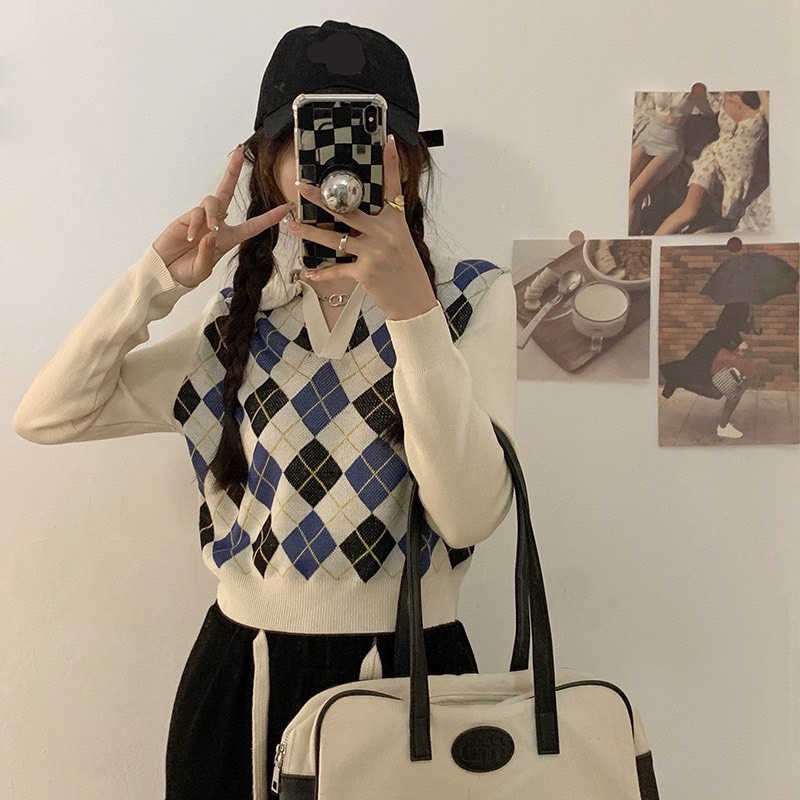 Áo croptop hoạ tiết quả trám tay dài cổ bẻ