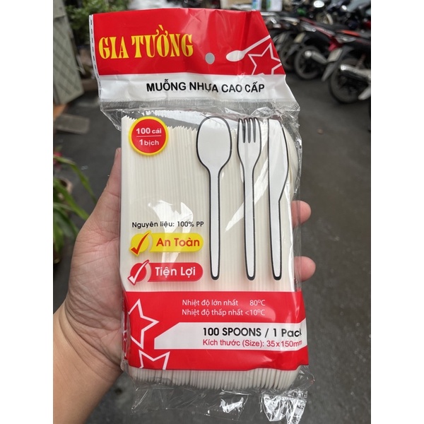 1 thùng 5000c thìa nhựa trắng đủ slg.