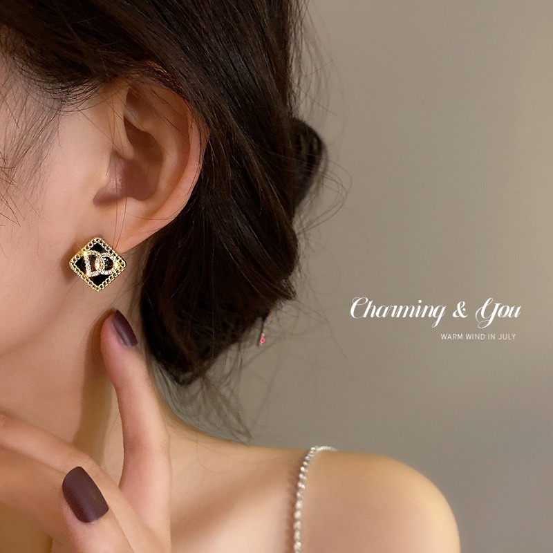 Khuyên tai thời trang tạo hình độc đáo dành cho nữ
