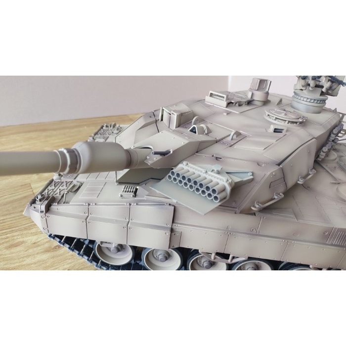 Mô hình lắp ráp xe tăng quân sự 1/35 SCALE LEOPARD 2 A6 MAIN BATTLE TANK Tamiya 35271 - GDC