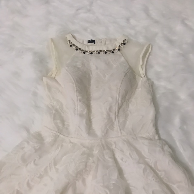 Đầm ren trắng đuôi cá