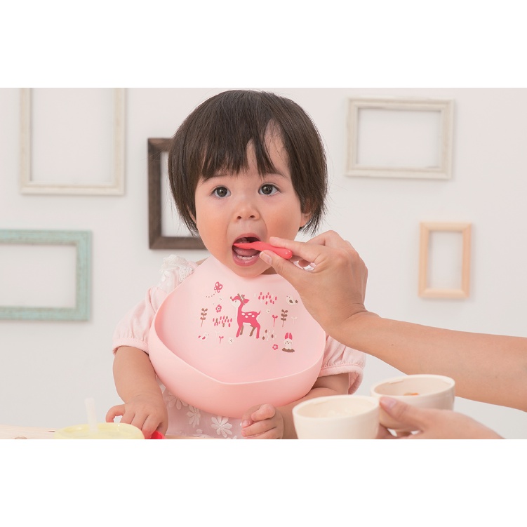 Yếm ăn dặm silicone Richell thiết kế thông minh, đẹp mắt, dễ dàng điều chỉnh kích thước chịu nhiệt cao, gấp gọn tiện lợi