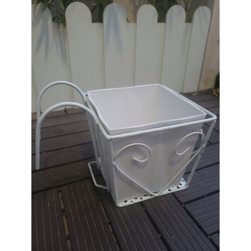 Giá sắt vuông, móc sắt vuông treo chậu hoa ban công có đáy