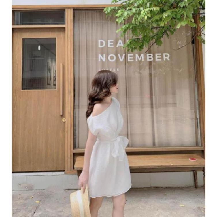 Đầm dạo phố trắng lệch vai thắt nơ eo | BigBuy360 - bigbuy360.vn