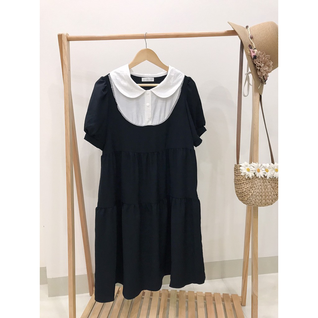 Váy bầu bigsize - Đầm bầu thiết kế GuMe màu Đen 3 Tầng Phối Cổ Sen trắng tay bo chất vải sạn lua size từ 40-100kg MB232