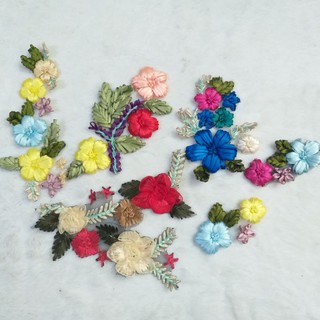 Hoa thêu ruy băng trang trí.