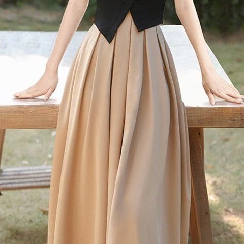 Set Áo Thun Ngắn Tay Cổ Tròn + Chân Váy Ngắn Thời Trang Nữ