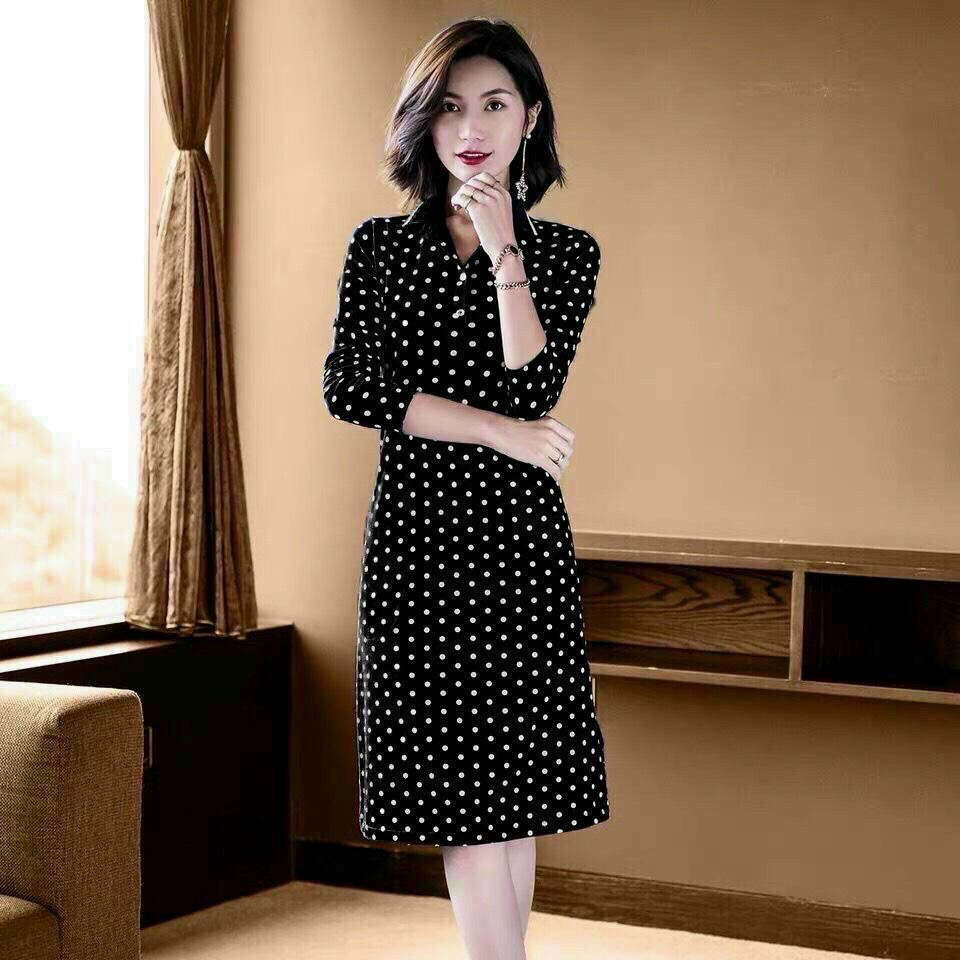 ĐẦM CHẤM BI CỔ BẺ Chất: thun bi nhật Màu: đen Kiểu dáng: đầm ôm nhẹ, cổ sơ mi cài nút, tay dài , cổ viền Size M (ngực 8