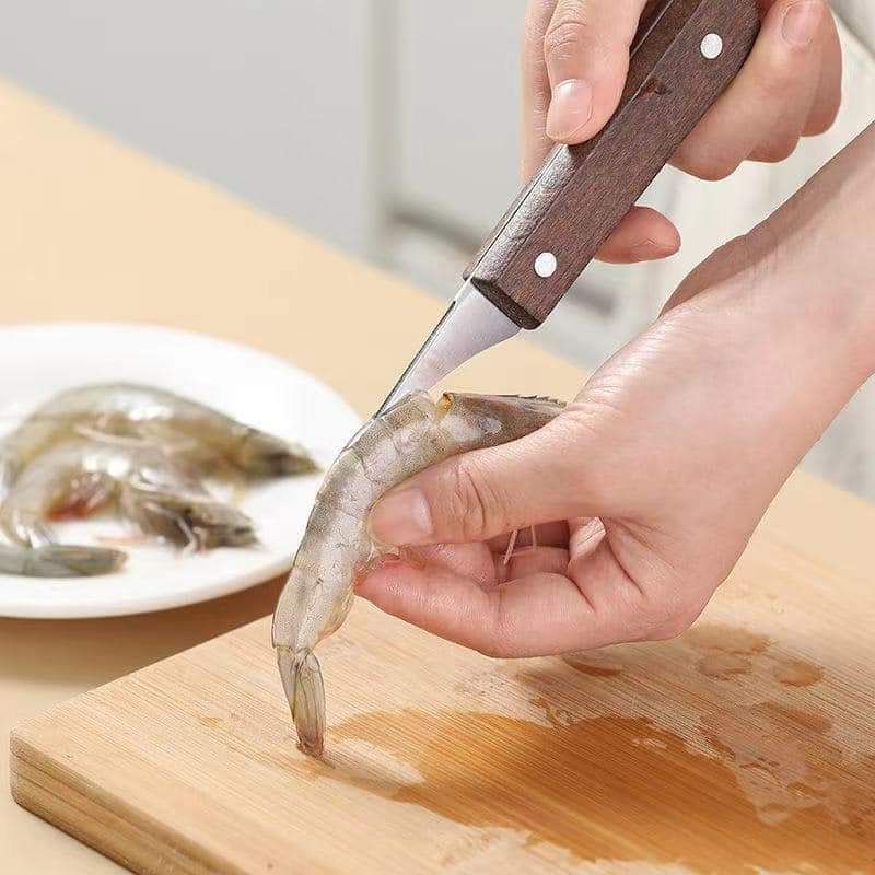 Dao rút lấy chỉ tôm, rạch chẻ đôi nhiều mẫu