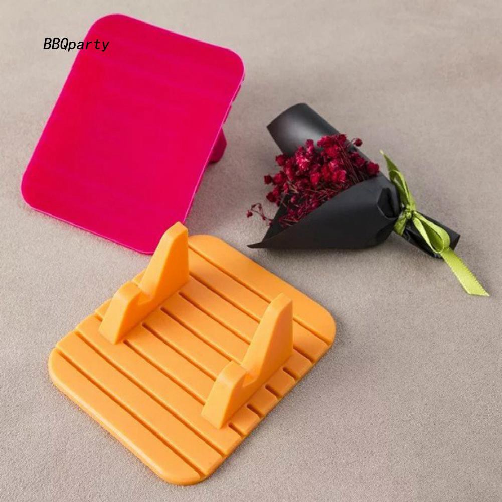 Giá đỡ điện thoại bằng silicon chống trượt góc nghiêng 120 độ kích thước 11cm x 9cm x 4cm tiện dụng cho xe hơi | BigBuy360 - bigbuy360.vn