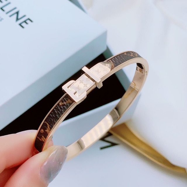 Vòng tay titan hiệu màu vàng gold