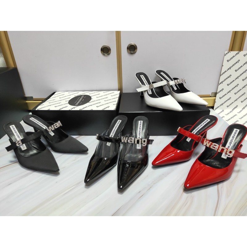Giày sục cao gót mũi nhọn Alexander Wang có quai gắn logo thương hiệu đính đá