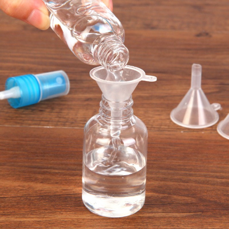 Phễu bằng nhựa nhỏ dùng để đổ chất lỏng vào bình dùng trong nhà bếp hoặc phòng thí nghiệm