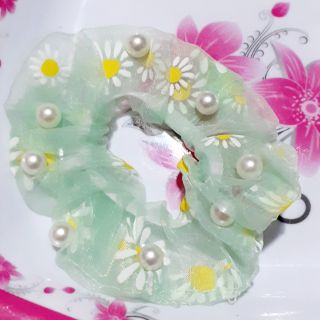 Cột tóc Scrunchies hoa cúc đính hạt