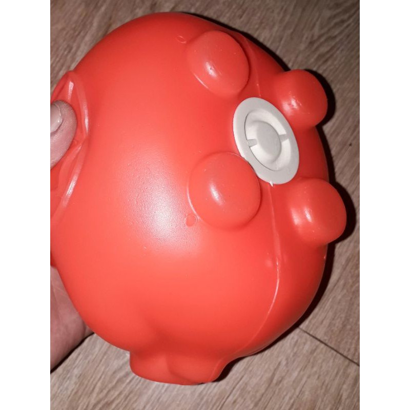 Một cái Ống heo tiết kiệm bằng nhựa HDPE loại kích thước 16x16x12 cm rất đẹp