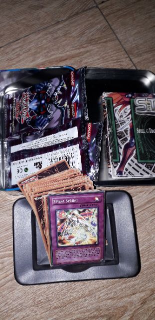 Hộp 67 thẻ bài Yugi-oh pack có tem bạc và bàn đấu