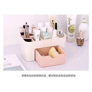 Khay đựng mỹ phẩm nhiều ngăn tiện lợi.
